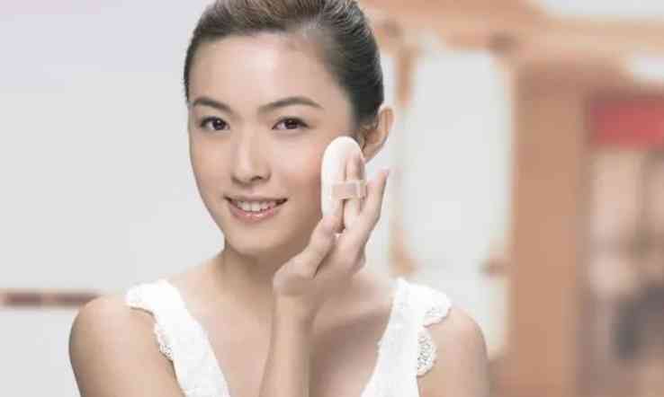 不浮粉不卡粉的化妆品(化妆如何不卡粉不浮粉)