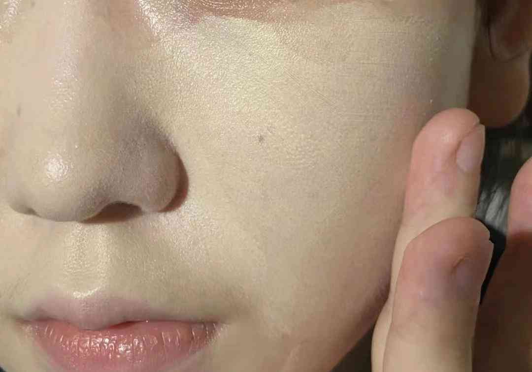 哪种化妆品用着不油腻(化妆品不油腻的什么牌子好)插图3