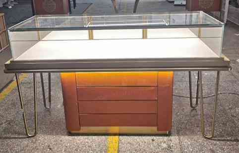 佛山化妆品展示柜定做(佛山展示柜厂家)插图1 佛山化妆品展示柜定做(佛山展示柜厂家)插图1