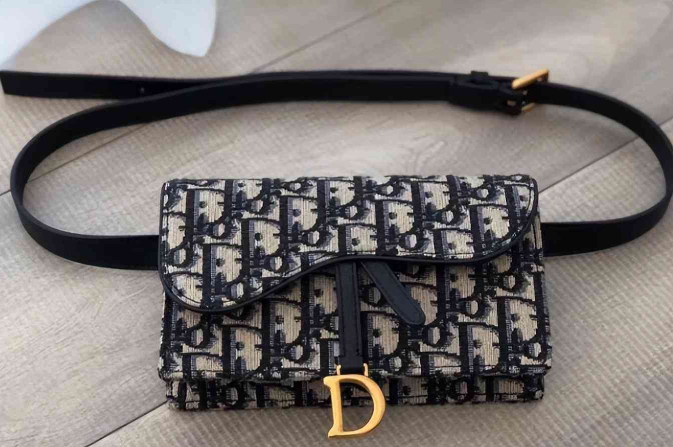 化妆品专柜包包挂件真假(专柜包包有假货吗)插图2