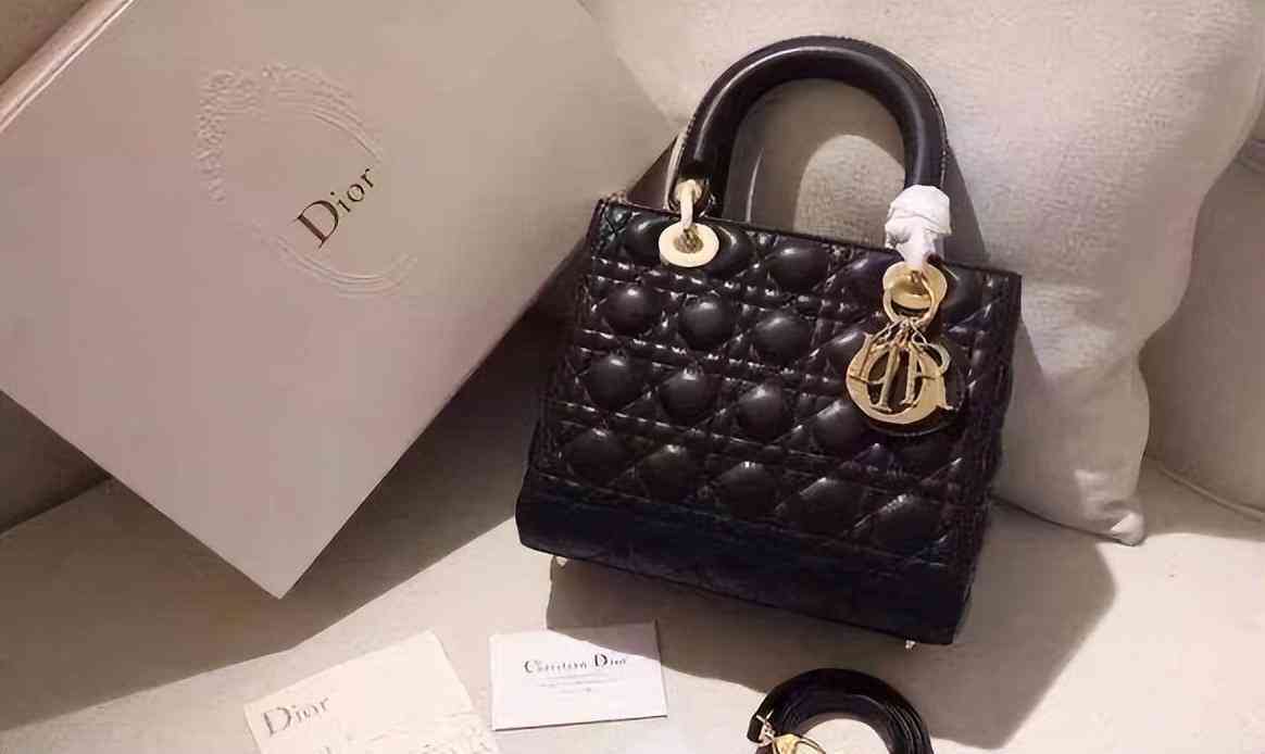 化妆品专柜包包挂件真假(专柜包包有假货吗)插图3