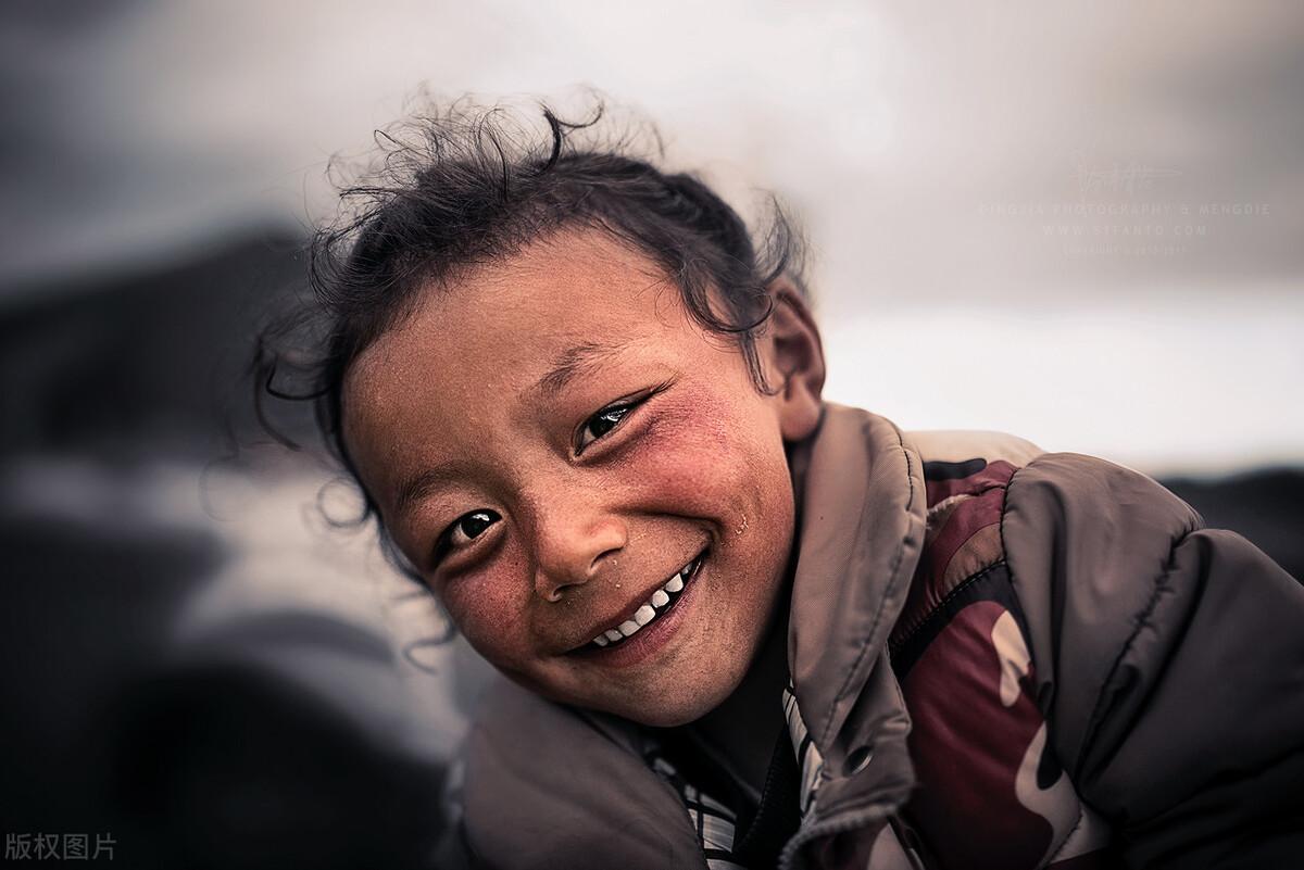 换化妆品脸红起痘痘怎么办(换化妆品脸红起痘痘怎么办呢)插图2