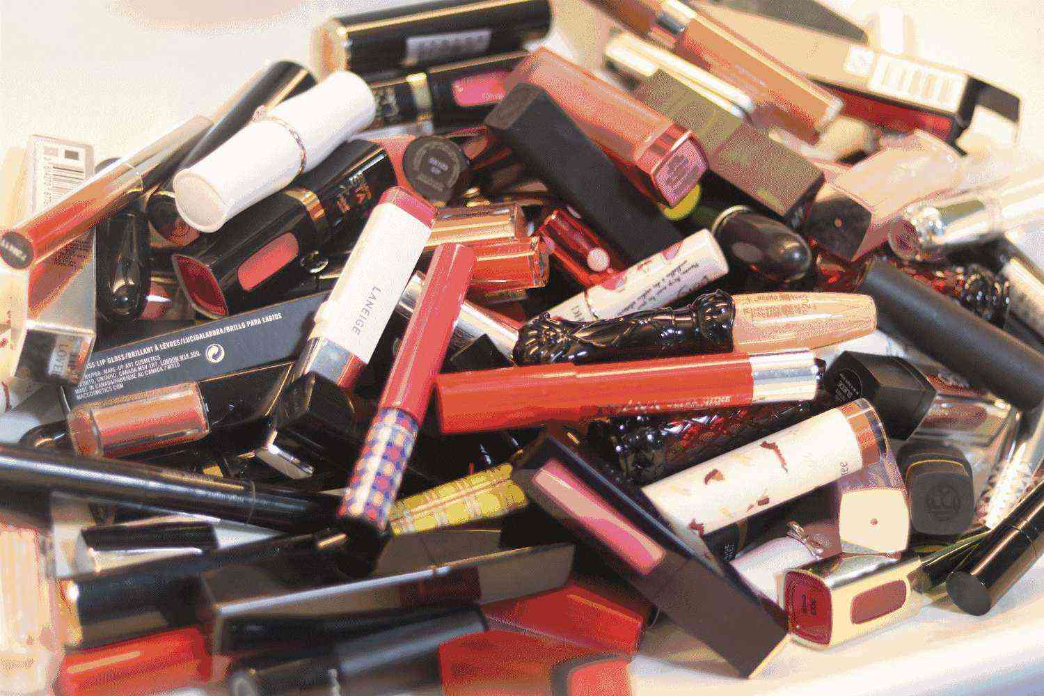 化妆品在置物架上放不稳(化妆品置物架怎么安装)插图1 化妆品在置物架上放不稳(化妆品置物架怎么安装)插图1