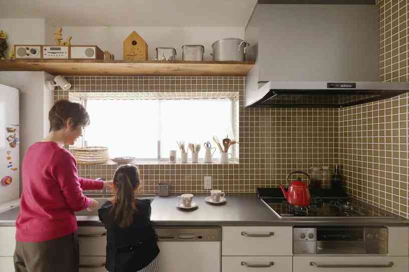 化妆品收纳分层架子图(化妆品货架摆放效果图)