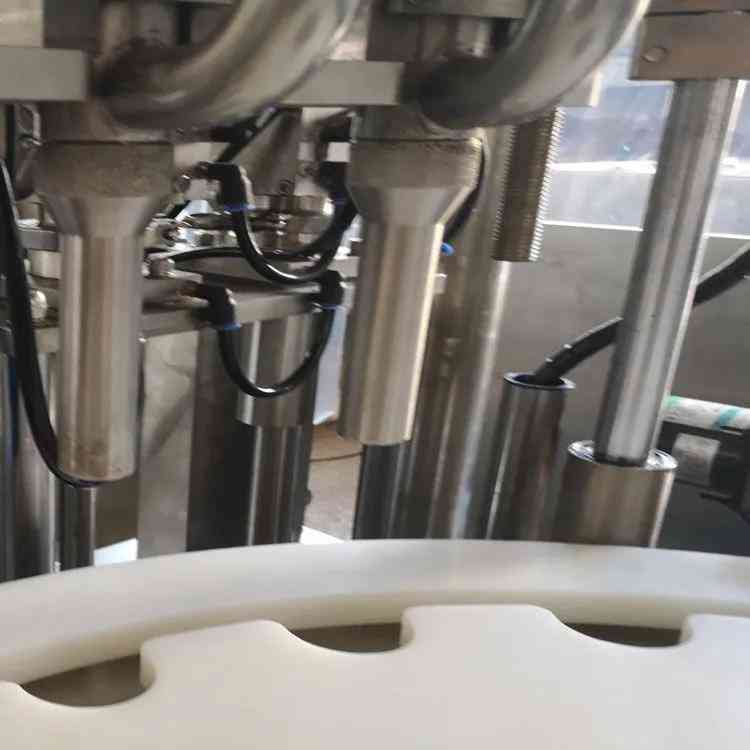 化妆品盖垫片机(化妆品盖子内垫片机器)