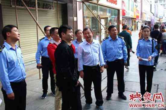 化妆品店窗贴图片(化妆品店橱窗布置图片)