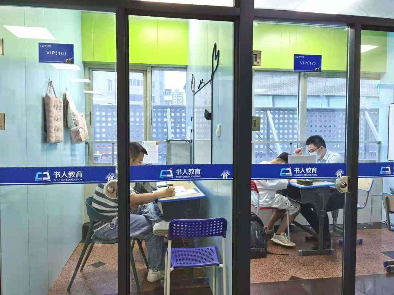 购买化妆品英文小作文(买化妆品的英文怎么写)