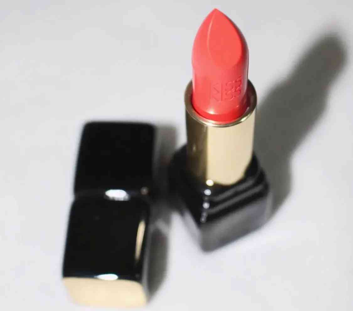 化妆品中香气持久的原因(化妆品很香有什么危害)