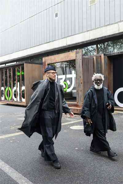 镜柜放化妆品在哪照镜子(带镜子的化妆柜放卧室哪里)