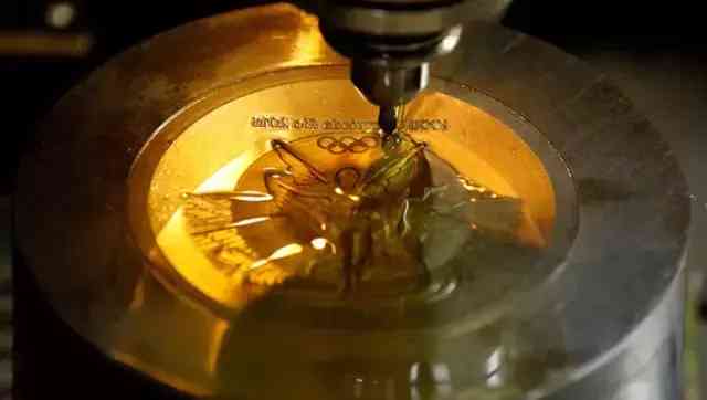 金丝玉手镯佩戴一年后(金丝玉手镯佩戴一年后变黄)