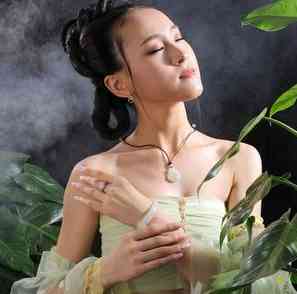 玉手镯戴哪只手(玉手镯戴哪只手招财)