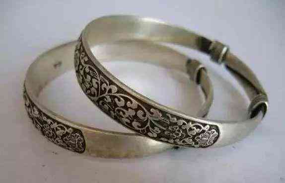 女人戴银手镯大忌(女人戴银手镯应戴有什么好处)