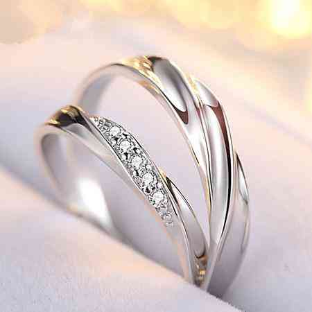 戴戒指戴中指是什么意思(无名指戴戒指是什么意思)