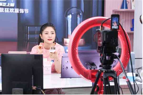 16667654246159146764070.jpg 胡可直播间.jpg