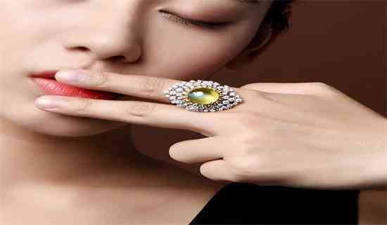 普通家庭结婚钻戒大概多少钱