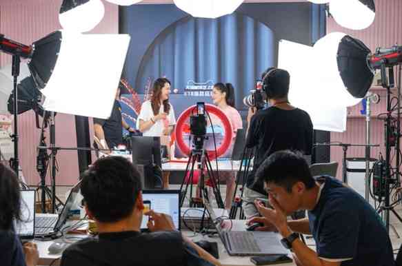 16667654528702655274003.jpg 胡可直播间2.jpg