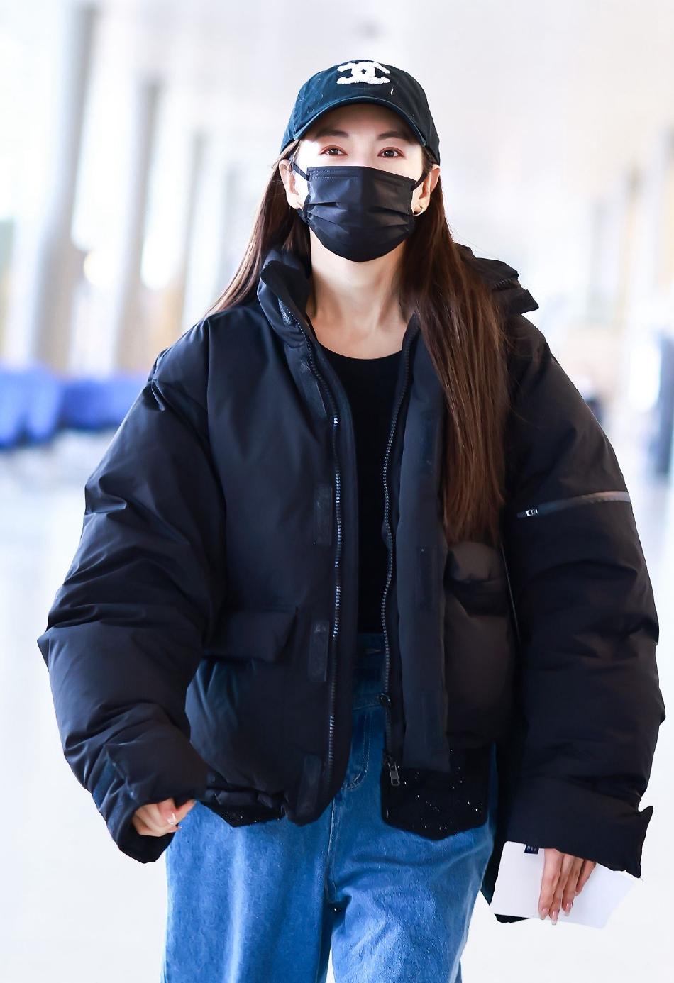 张雨绮现身机场，黑色面包服搭牛仔阔腿裤，时尚又保暖