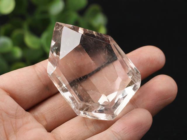 为什么天然水晶会有棱角? 为什么天然水晶会有棱角?