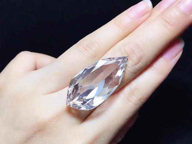 为什么有些水晶很透明？